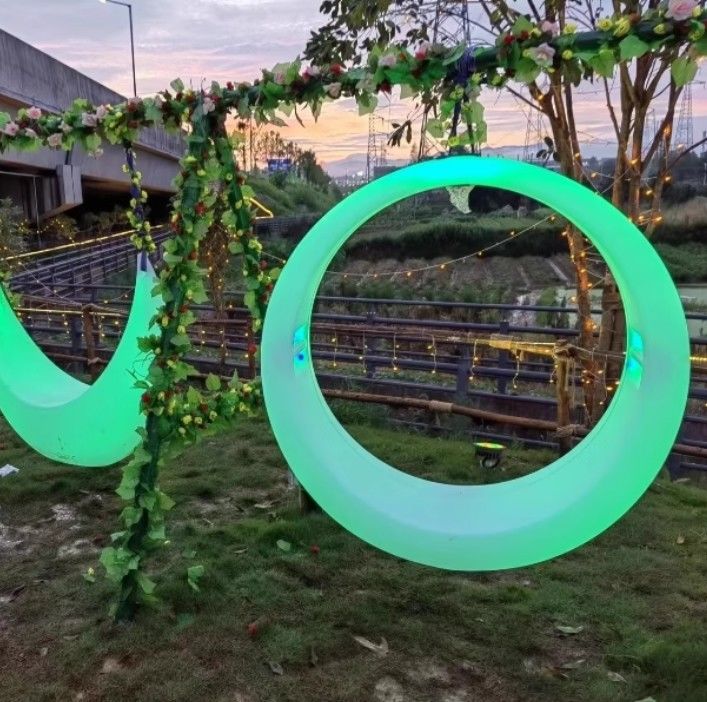 달 모양 그네 운행을 손쉽게 관리하세요. 안전하고 튼튼한 구조, 편리한 리모컨